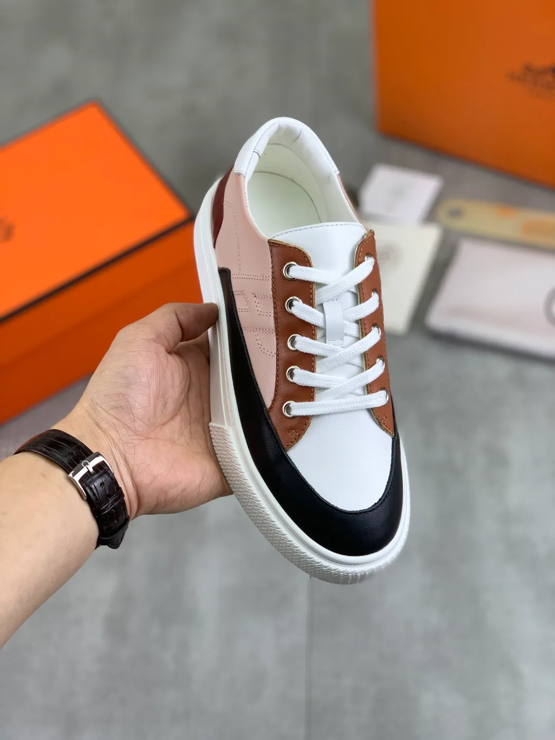 Men's men's shoes 💰P640 new top version original order Hermes couples 🧑‍🤝‍🧑 style Drift Sneaker autumn new casual sports shoes original purchase development and production H family men's classic series technical breathable fabrics with cowhide casual sports shoes casual sports dad shoes combine high-tech breathable materials and cowhide, H family exclusive button decoration on the side The outsole is full of H italic design and bright colors to show vitality and continue the brand design inspiration. Stroll around the city lightly and feel free and comfortable. Exquisite packaging at the delivery counter🛍📦 ▪️Fabric: original customized breathable material + first layer of cowhide ▪️Inner: cowhide feet ▪️Outsole: molded and evacuated PU+TPU material ▪️Size: 35-45 Multiple colors available Premium packaging